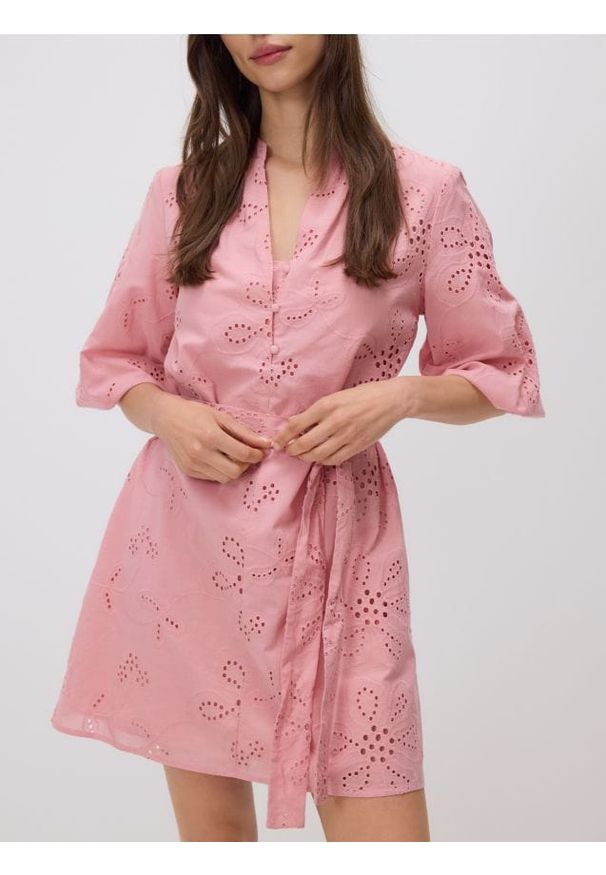 Reserved - Ażurowa sukienka mini - pastelowy róż. Kolor: różowy. Materiał: bawełna. Wzór: ażurowy. Typ sukienki: proste. Długość: mini