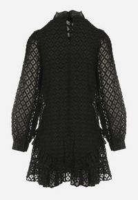Born2be - Czarna Trapezowa Sukienka Mini z Ażurowym Wzorem i Falbankami Virenia. Typ kołnierza: kołnierz z falbankami. Kolor: czarny. Wzór: ażurowy. Typ sukienki: trapezowe. Długość: mini #6