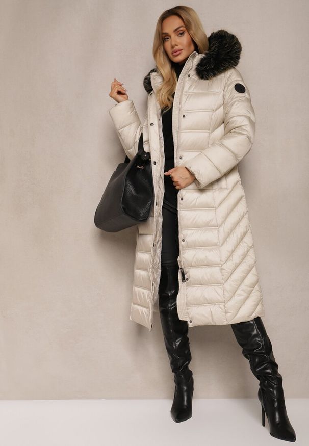 Renee - Beżowa Długa Kurtka Zimowa z Pikowanymi Przeszyciami i Odpinanym Kapturem z Futerkiem Tinnelia. Okazja: na co dzień. Kolor: beżowy. Materiał: futro. Długość rękawa: długi rękaw. Długość: długie. Sezon: zima. Styl: elegancki, casual