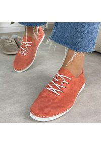 Pomarańczowe ażurowe skórzane półbuty damskie S.Barski 7080. Okazja: na co dzień. Zapięcie: sznurówki. Kolor: pomarańczowy. Materiał: zamsz, skóra. Szerokość cholewki: normalna. Wzór: ażurowy. Sezon: wiosna, jesień, lato. Styl: casual, elegancki, klasyczny #1