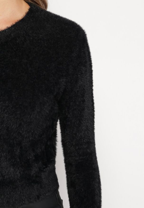 Born2be - Czarny Krótki Sweter Puchaty Dindra. Kolor: czarny. Materiał: dzianina, tkanina. Długość: krótkie