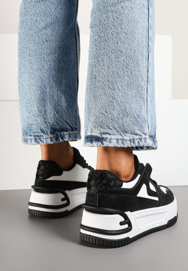 Born2be - Czarno-Białe Sneakersy na Grubej Podeszwie z Perforacją i Geometrycznym Tłoczeniem Deolisa. Okazja: na co dzień. Kolor: czarny. Materiał: jeans. Wzór: geometria. Sezon: jesień, wiosna