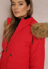 Renee - Czerwona Kurtka Parka z Odpinanym Kapturem i Futerkiem Veazee. Okazja: na co dzień. Kolor: czerwony. Materiał: futro. Sezon: zima. Styl: klasyczny, casual, elegancki #5