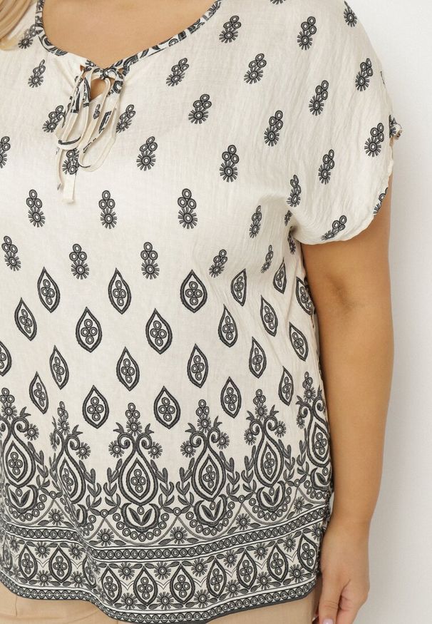 Born2be - Biało-Czarna Bluzka w Boho Wzór z Wiązaniem przy Dekolcie Jenalia. Kolor: czarny. Materiał: jeans, materiał. Styl: boho