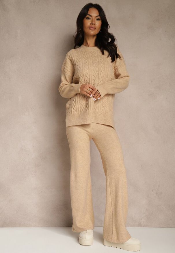 Renee - Beżowy Dzianinowy Komplet z Wełną w Warkoczowy Splot Spodnie i Sweter Reinette. Kolor: beżowy. Materiał: wełna, dzianina. Wzór: ze splotem