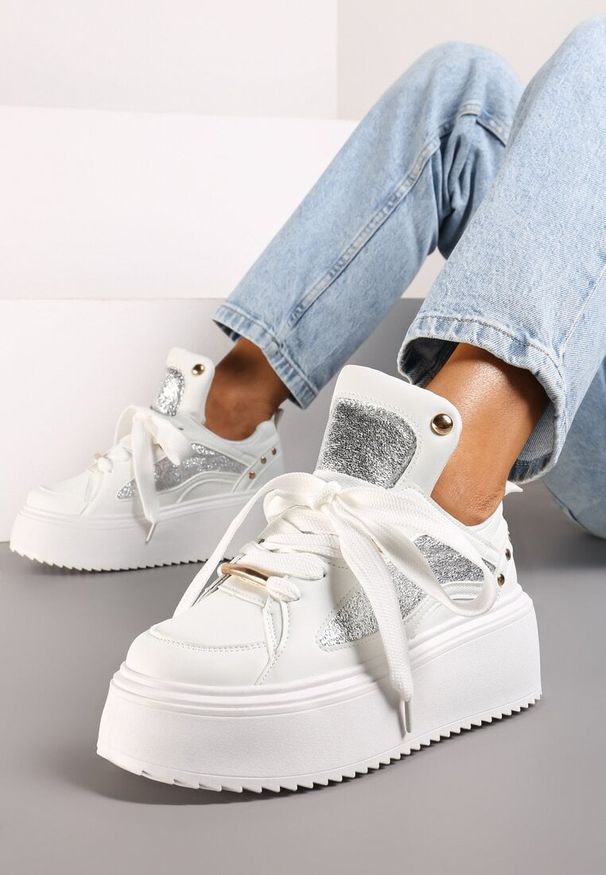Renee - Białe Sneakersy na Platformie Ozdobione Nitami i Metalicznymi Elementami Azista. Kolor: biały. Materiał: jeans. Szerokość cholewki: normalna. Wzór: aplikacja. Obcas: na platformie