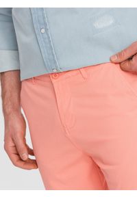 Ombre Clothing - Szorty męskie chinosy z kontrastowym podwinięciem – łososiowe V9. Okazja: na imprezę, do pracy, na co dzień. Kolor: pomarańczowy. Materiał: tkanina, elastan, bawełna. Długość: krótkie. Wzór: kolorowy. Sezon: lato. Styl: wakacyjny, casual #4