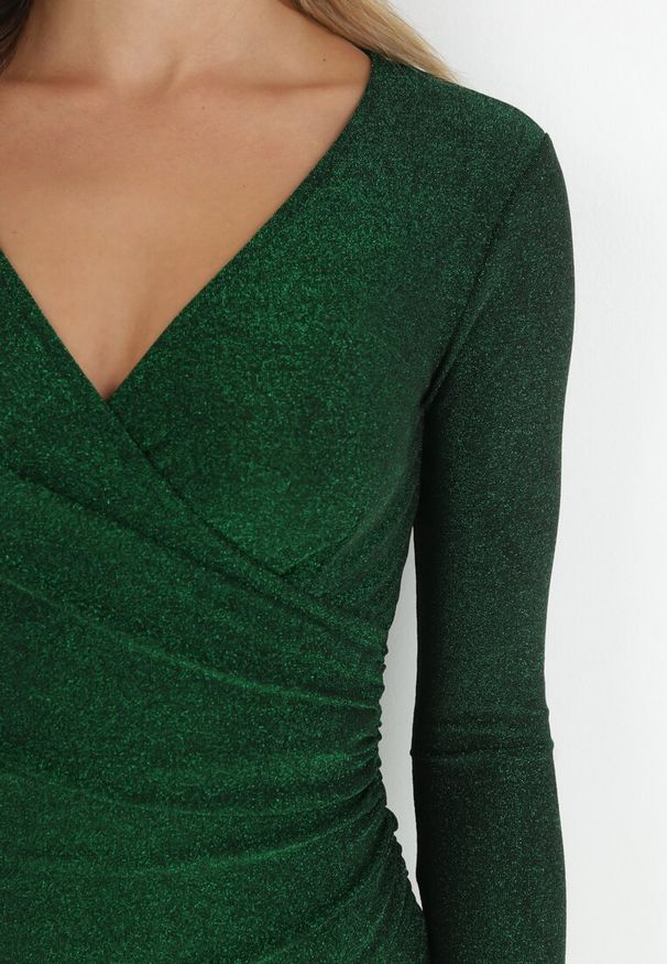 Born2be - Zielona Sukienka Kopertowa z Metaliczną Nitką i Marszczeniem Beya. Okazja: na co dzień. Typ kołnierza: dekolt w kształcie V. Kolor: zielony. Długość rękawa: długi rękaw. Sezon: jesień. Typ sukienki: kopertowe. Styl: casual, klasyczny