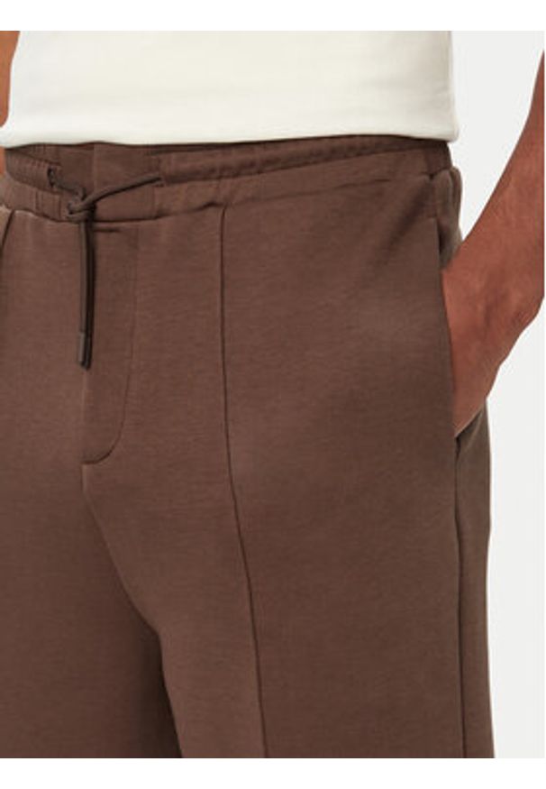 Guess Spodnie materiałowe Herald Z6YB17 K4995 Brązowy Straight Fit. Kolor: brązowy. Materiał: syntetyk