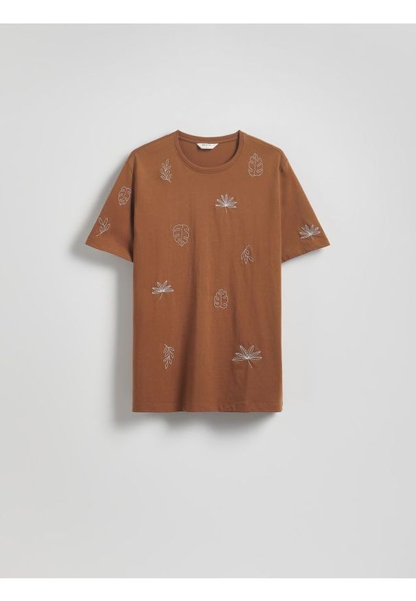 Reserved - T-shirt regular z haftem - warm olive. Materiał: bawełna, dzianina. Wzór: haft