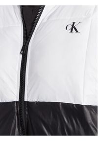 Calvin Klein Jeans Kurtka puchowa J30J322501 Czarny Regular Fit. Kolor: czarny. Materiał: syntetyk