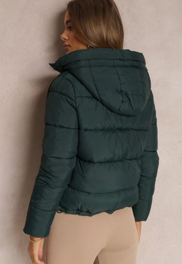 Renee - Ciemnozielona Kurtka Puffer Pikowana z Kapturem Mullen. Typ kołnierza: kaptur. Kolor: zielony. Materiał: jeans. Długość rękawa: długi rękaw. Długość: długie. Sezon: jesień, zima