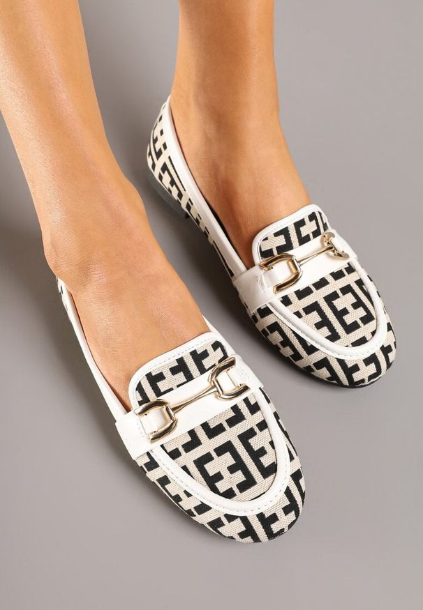 Born2be - Białe Mokasyny z Imitacji Zamszu Zdobione Elegancką Klamerką Nusathia. Okazja: na spacer. Nosek buta: okrągły. Kolor: biały. Materiał: zamsz. Wzór: aplikacja. Obcas: na obcasie. Styl: elegancki. Wysokość obcasa: niski