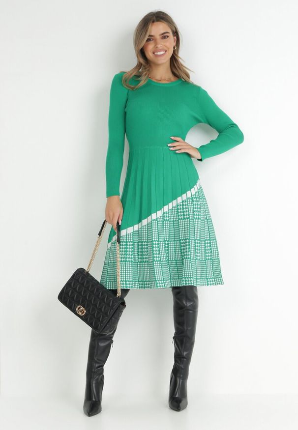 Born2be - Zielona Sukienka z Wiskozy z Plisowanym Dołem Vallzore. Kolor: zielony. Materiał: wiskoza. Długość rękawa: długi rękaw. Sezon: zima, jesień