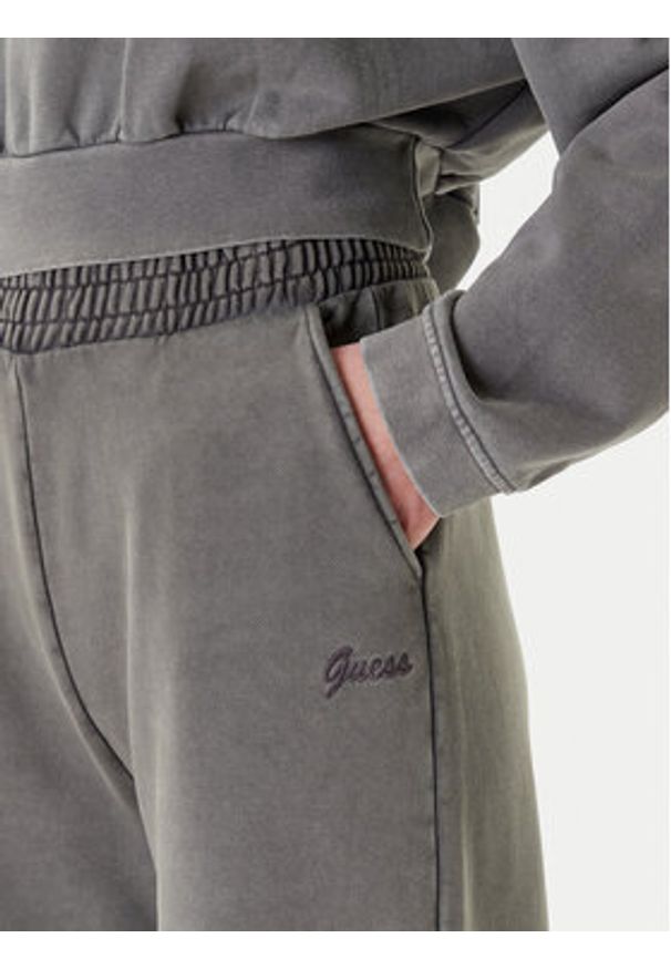 Guess Spodnie dresowe V5RB17 KCOS1 Szary Regular Fit. Kolor: szary. Materiał: bawełna