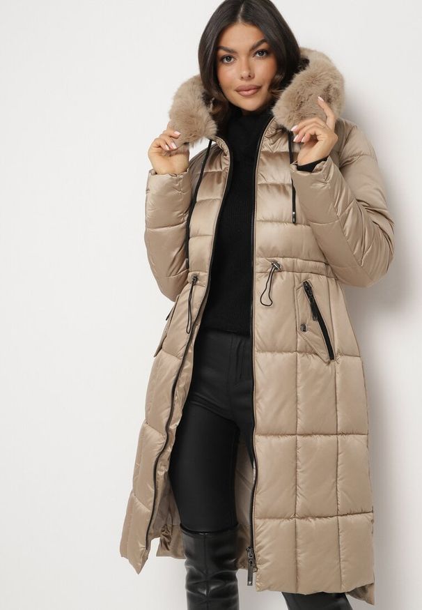 Born2be - Ciemnobeżowa Pikowana Kurtka z Kapturem z Futerkiem z Możliwością Odpięcia Ściągana w Talii Ravanna. Okazja: na co dzień. Typ kołnierza: kaptur. Kolor: beżowy. Materiał: futro. Styl: elegancki, casual