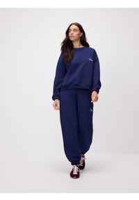 Reserved - Dresowe spodnie z haftem - granatowy. Kolor: niebieski. Materiał: dresówka. Wzór: haft #1
