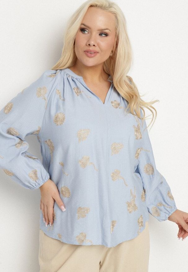 Born2be - Niebieska Bluzka z Dekoltem w Serek i Haftowanymi Zdobieniami z Metaliczną Nicią Sovbia. Typ kołnierza: dekolt w serek. Kolekcja: plus size. Kolor: niebieski. Materiał: jeans. Długość rękawa: długi rękaw. Długość: długie. Wzór: aplikacja, haft