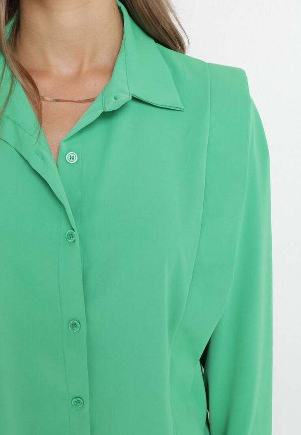 Born2be - Zielona Koszula z Falbaną przy Ramionach i Kołnierzem Sarya. Kolor: zielony. Materiał: tkanina. Długość rękawa: długi rękaw. Długość: długie. Wzór: gładki