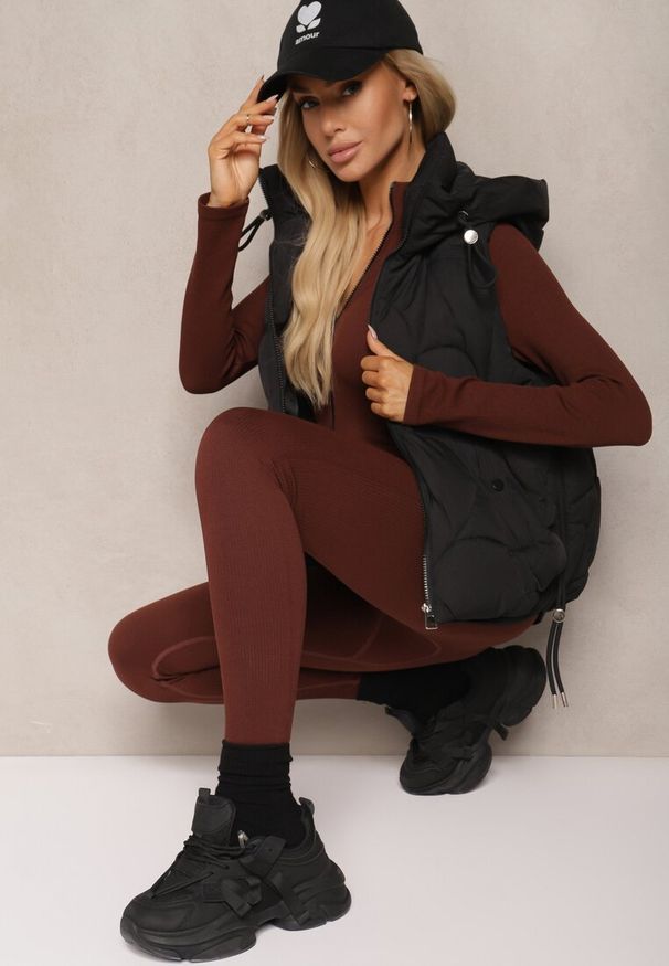 Renee - Czarna Kamizelka z Sorony z Kapturem i Kieszeniami z Pikowanym Przeszyciem Nairora. Okazja: na co dzień. Typ kołnierza: kaptur. Kolor: czarny. Materiał: jeans. Styl: sportowy, casual, elegancki, wizytowy, klasyczny