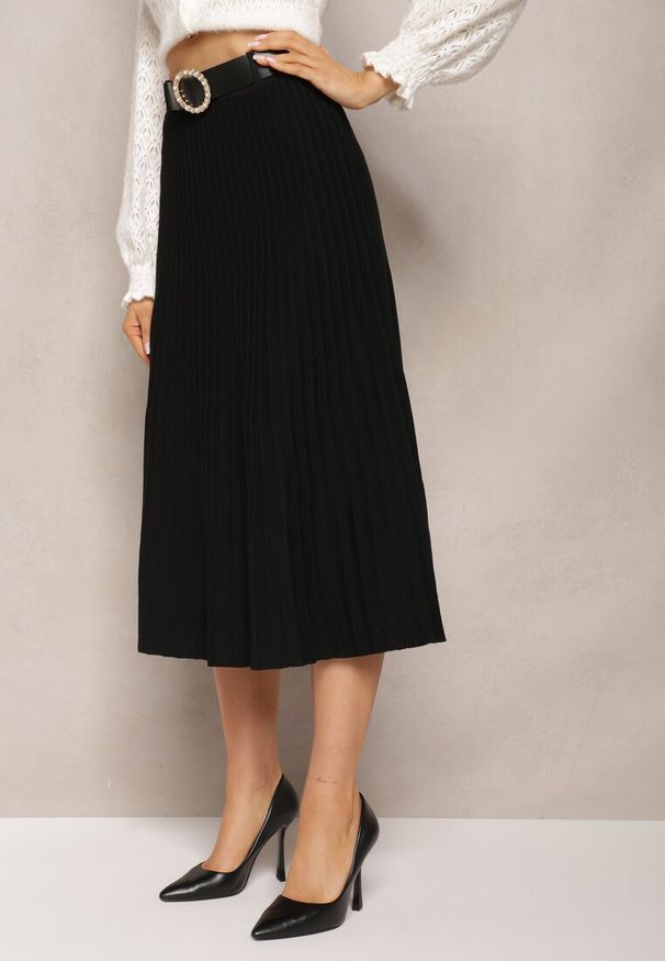 Renee - Czarna Midi Plisowana Spódnica z Gumką w Pasie i Paskiem z Ekoskóry Juara. Kolor: czarny. Materiał: wiskoza. Styl: klasyczny