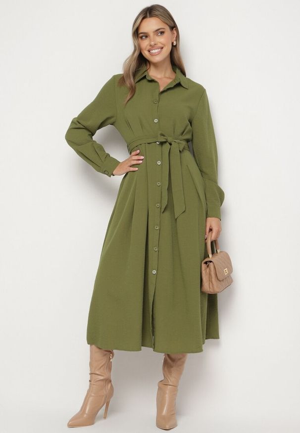 Born2be - Zielona Sukienka Koszulowa o Rozkloszowanym Fasonie z Materiałowym Paskiem Nerisela. Okazja: na co dzień. Kolor: zielony. Materiał: materiał. Typ sukienki: koszulowe. Styl: casual, elegancki