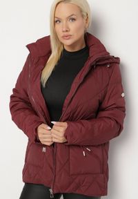 Born2be - Czerwona Pikowana Kurtka z Kapturem i Ozdobnymi Suwakami Carnaye. Okazja: na co dzień, na spacer. Typ kołnierza: kaptur. Kolekcja: plus size. Kolor: czerwony. Materiał: jeans. Styl: sportowy, casual, elegancki #3
