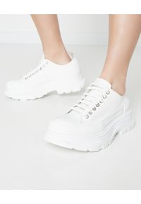 Alexander McQueen - ALEXANDER MCQUEEN - Białe sneakersy z wysoką podeszwą. Okazja: na co dzień. Nosek buta: okrągły. Kolor: biały. Materiał: bawełna, guma #1