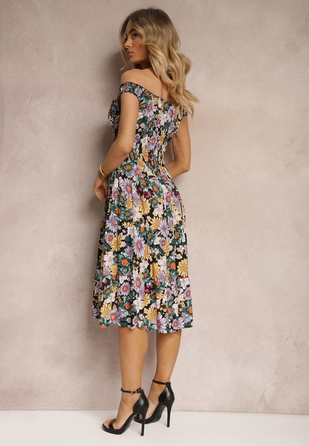 Renee - Czarno-Żółta Sukienka z Gumką w Pasie na Ramiączkach z Falbankami w Kwiaty z Ozdobnymi Guzikami Arcovia. Okazja: na imprezę, na spacer. Typ kołnierza: kołnierz z falbankami. Kolor: czarny. Materiał: tkanina. Długość rękawa: na ramiączkach. Wzór: kwiaty. Sezon: lato