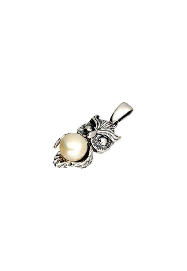 Polcarat Design - Srebrny wisiorek z białą perłą SOWA W 1241. Materiał: srebrne. Kolor: srebrny, wielokolorowy, biały. Wzór: aplikacja. Kamień szlachetny: perła