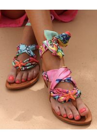 ALAMEDA TURQUESA - Kolorowe sandały Starfisch. Kolor: brązowy. Materiał: materiał, jedwab. Wzór: kolorowy