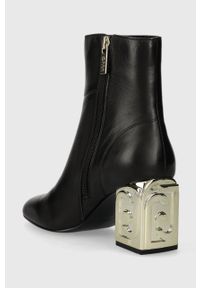 Liu Jo botki skórzane SARA 01 damskie kolor czarny na słupku SF3059P010222222. Kolor: czarny. Materiał: skóra. Obcas: na słupku. Wysokość obcasa: średni #2