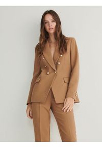 Reserved - Marynarka z dekoracyjnymi guzikami - brązowy. Kolor: brązowy. Materiał: wiskoza, tkanina. Wzór: gładki. Styl: klasyczny #1