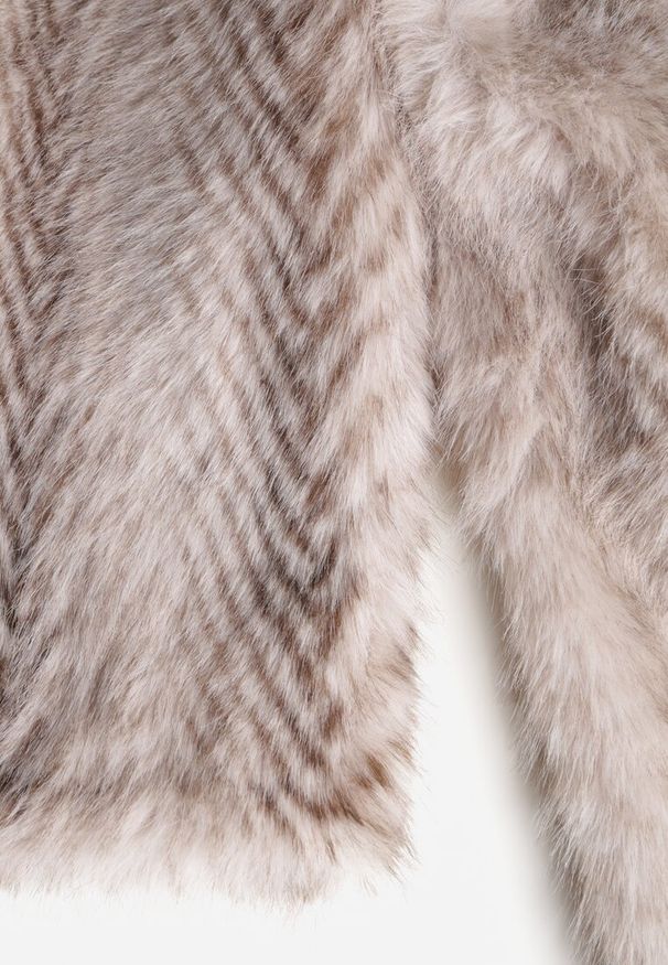 Renee - Jasnobeżowy Płaszcz Futerko o Jednorzędowym Fasonie Cataris. Okazja: na co dzień. Kolor: beżowy. Materiał: futro. Styl: casual, elegancki