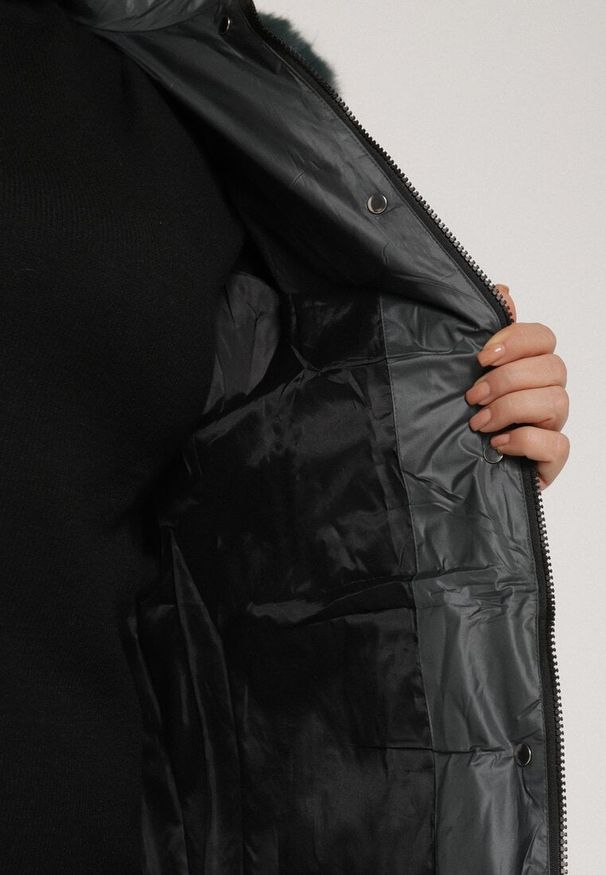 Born2be - Ciemnozielona Długa Kurtka Pikowana z Odpinanym Kapturem i Futerkiem Retelma. Okazja: na co dzień. Kolor: zielony. Materiał: futro. Długość: długie. Styl: casual