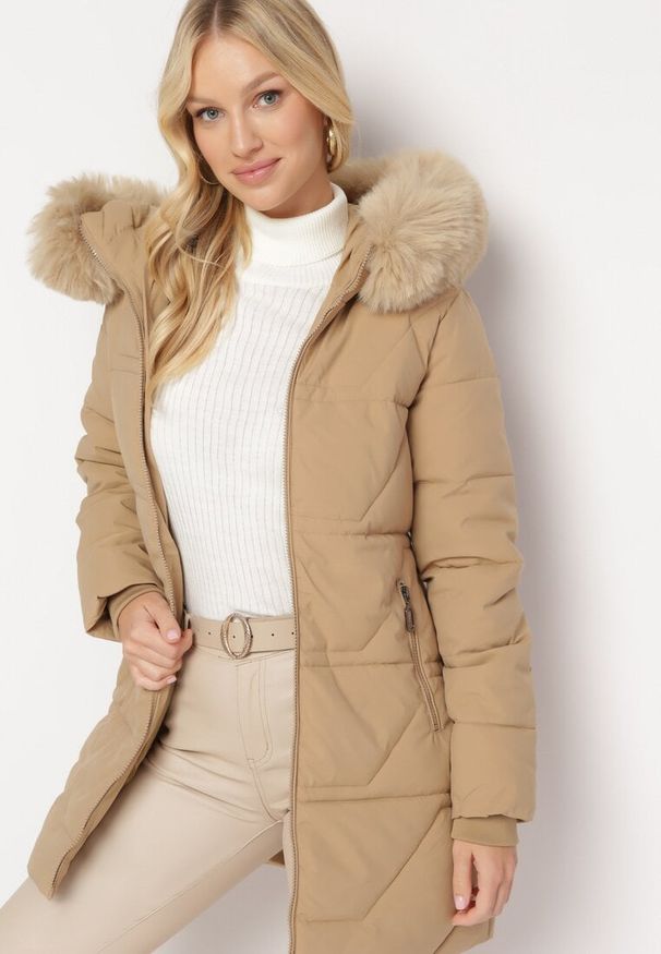 Born2be - Ciemnobeżowa Kurtka w Geometryczne Pikowanie z Kapturem i Futerkiem Bellinae. Typ kołnierza: kaptur. Kolor: beżowy. Materiał: futro. Wzór: geometria