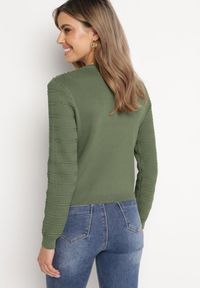 Born2be - Zielony Klasyczny Sweter z Napami Tavai. Kolor: zielony. Długość rękawa: długi rękaw. Długość: długie. Styl: klasyczny #3