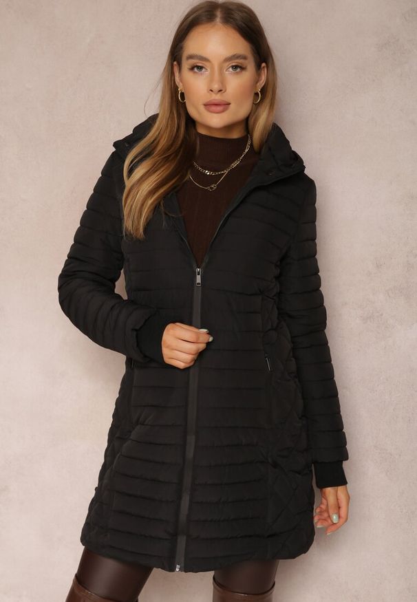Renee - Czarna Kurtka do Kolan Pikowana Garle. Okazja: na co dzień. Kolor: czarny. Materiał: jeans, tkanina. Długość: do kolan. Styl: elegancki, casual