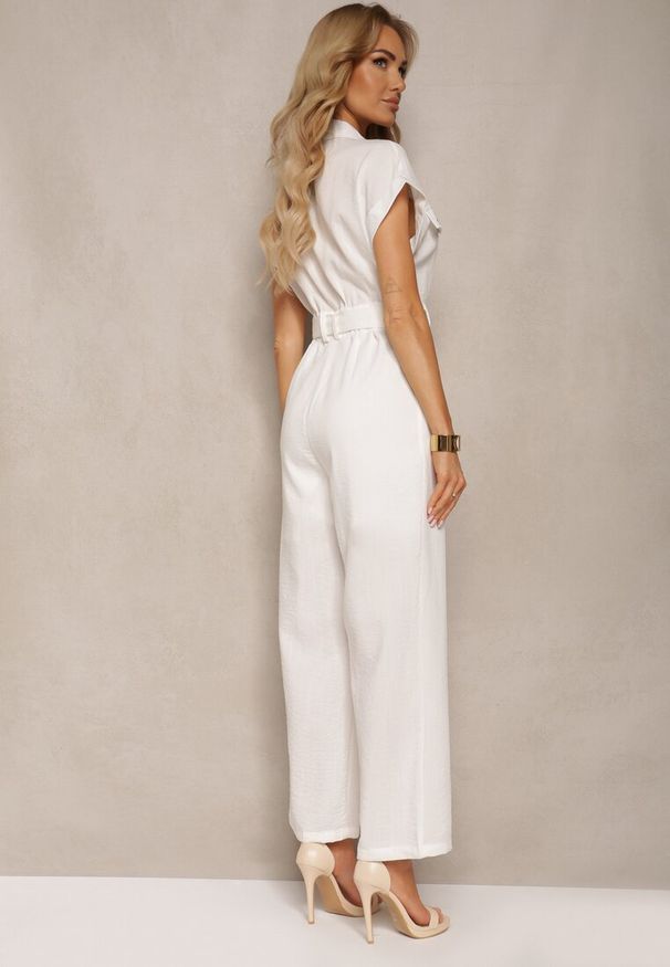 Renee - Biały Kombinezon z Długimi Nogawkami i Krótkim Rękawem z Guzikami i Paskiem Jolmeria. Kolor: biały. Długość rękawa: krótki rękaw. Długość: krótkie