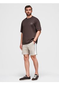 Ombre Clothing - Męskie krótkie dresowe spodenki w szerokie pasy – beżowe V2. Okazja: na co dzień. Kolor: beżowy. Materiał: dresówka. Długość: krótkie. Styl: casual, sportowy #1