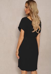 Renee - Czarna Casualowa Plisowana Sukienka Wiązana w Talii Paskiem Biozetta. Okazja: na co dzień. Kolor: czarny. Materiał: jeans, tkanina. Typ sukienki: proste, sportowe. Styl: casual