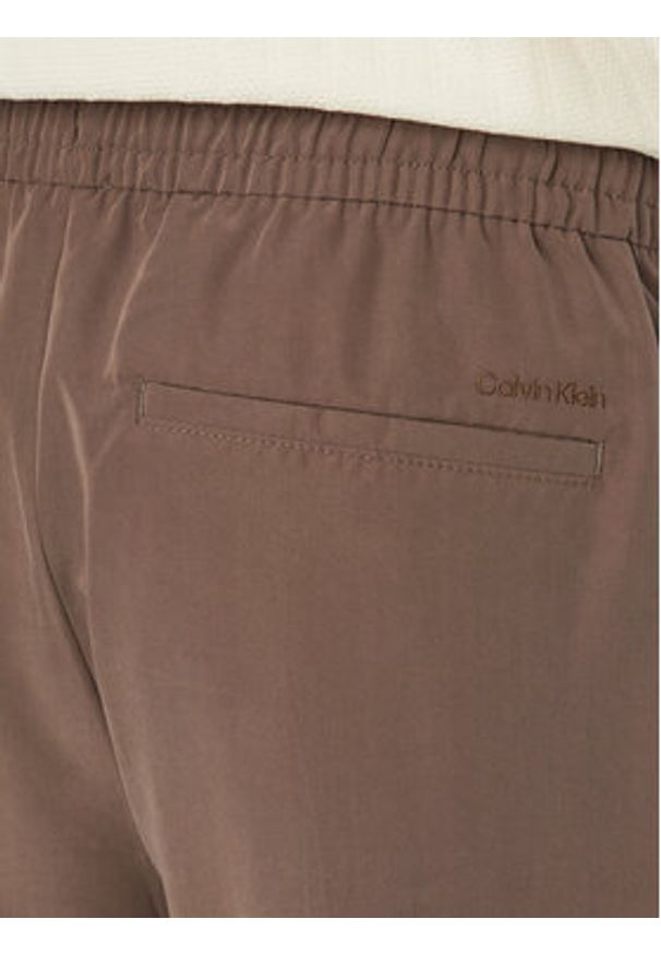 Calvin Klein Szorty materiałowe LV04LF614G Brązowy Relaxed Fit. Kolor: brązowy. Materiał: syntetyk