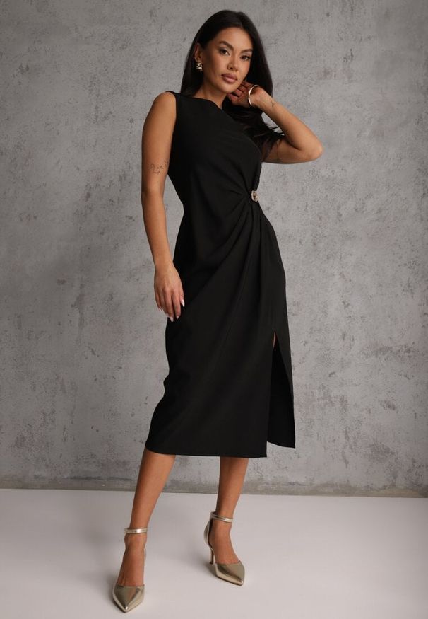 Renee - Czarna Sukienka z Wiskozą Bez Rękawów z Rozcięciem na Nogę i Ozdobą Kauri. Kolor: czarny. Materiał: wiskoza. Długość rękawa: bez rękawów. Wzór: aplikacja. Styl: elegancki