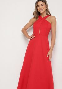 Born2be - Czerwona Rozkloszowana Sukienka z Wiskozą i Dekoltem Typu Halter Dolienna. Typ kołnierza: dekolt halter. Kolor: czerwony. Materiał: wiskoza. Typ sukienki: rozkloszowane. Styl: elegancki #2