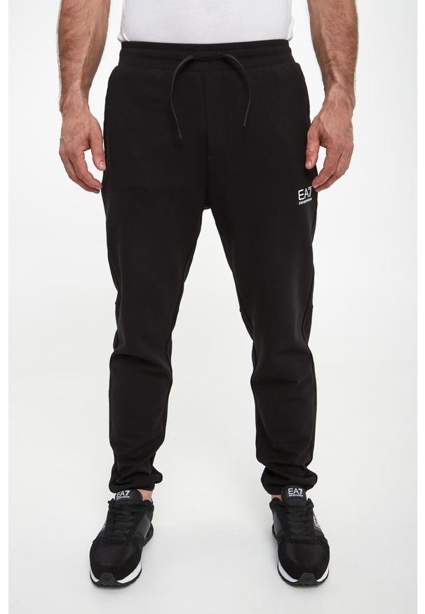 EA7 Emporio Armani - Spodnie dresowe męskie EA7 EMPORIO ARMANI. Materiał: dresówka