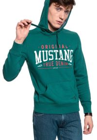 Mustang - BLUZA MUSTANG Printed Hoodie DEEP TEAL 1009346 6433. Okazja: na uczelnię, do pracy. Typ kołnierza: kaptur. Materiał: bawełna, jeans, denim, materiał. Długość: długie. Wzór: aplikacja, nadruk. Sezon: lato, zima. Styl: klasyczny