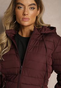 Renee - Bordowa Kurtka Ozdobiona Pikowaniem Wykończona Sznurkami i Kapturem Mivissa. Okazja: na co dzień, na spacer. Kolor: czerwony. Materiał: jeans. Wzór: aplikacja. Styl: elegancki, casual #3