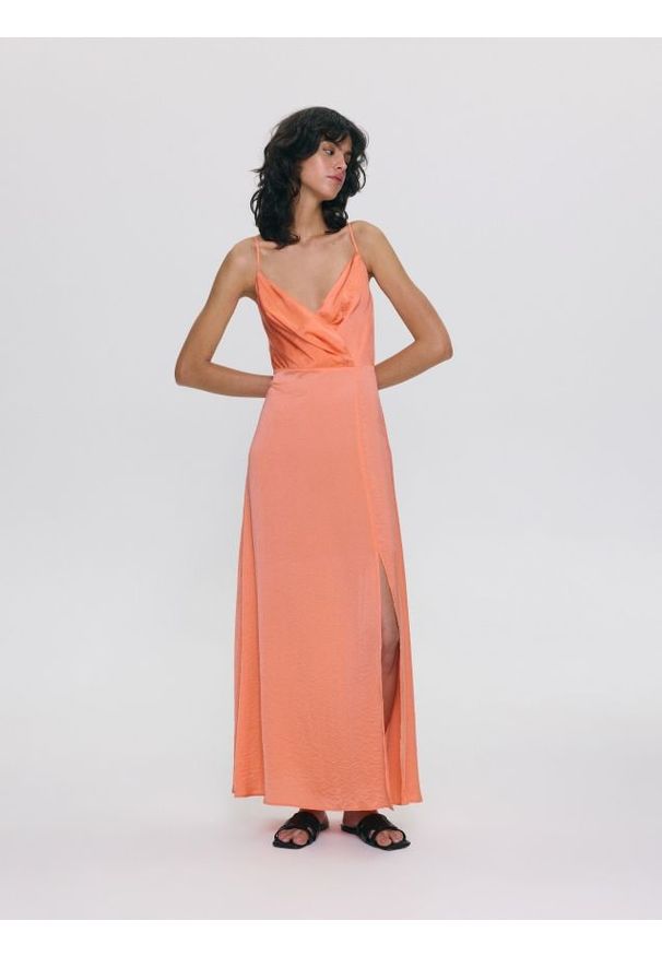 Reserved - Kopertowa sukienka maxi - koralowy. Kolor: pomarańczowy. Materiał: satyna. Typ sukienki: kopertowe. Długość: maxi