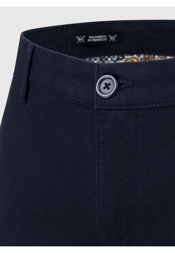 Pako Lorente - PAKO LORENTE – Granatowe spodnie męskie. Okazja: na co dzień. Kolor: niebieski. Materiał: bawełna, elastan. Wzór: gładki. Styl: klasyczny, casual