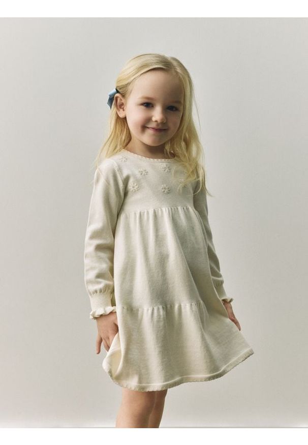 Reserved - Dzianinowa sukienka z haftem - kremowy. Kolor: kremowy. Materiał: dzianina. Wzór: haft